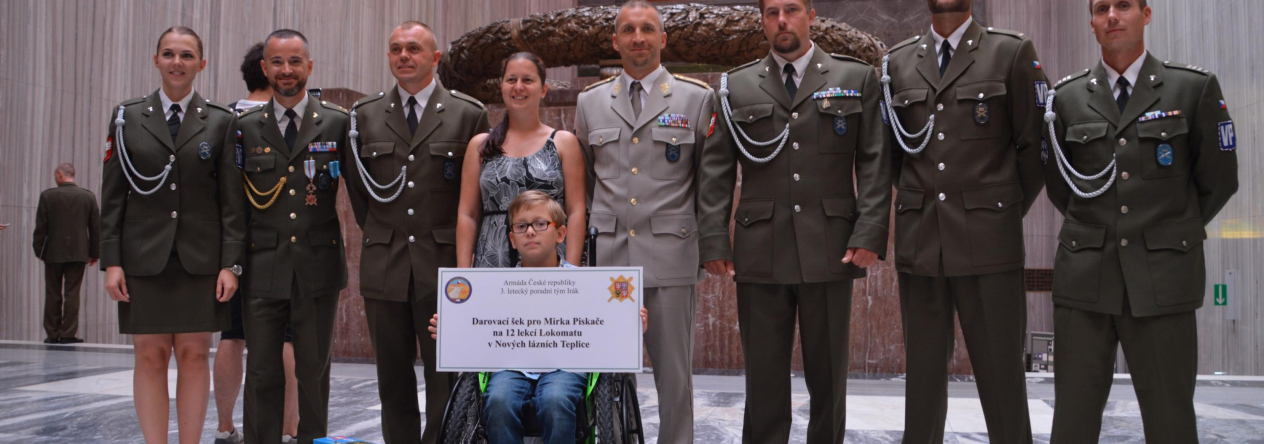 Příslušníci 3. LPT z řad VP a Piskačovi po boku brigádního generála Pavla Kříže