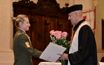 npor. Hájková přebírá ocenění od biskupa