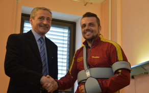 Ministr obrany Martin Stropnický a npor. Lukáš Kvapil 