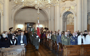 Bohoslužbu zahájilo slavnostní přinesení praporů