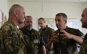 Brigádní generál Pavel Kříž během rozhovoru se svým Maďarským protějškem