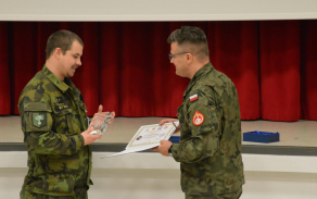 Bývalý velitel NATO MNMPBAT podplukovník Dadal předal novému veliteli praporu pamětní plaketu