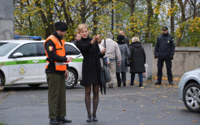 Podávání informací účastníkům pietního aktu