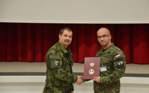 Major Ocelka ocenil páci příslušníků praporního štábu