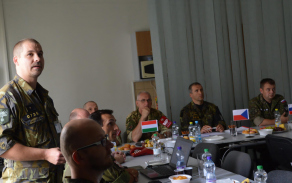mjr. Ocelka představuje delegaci činnost NATO MNMPBAT
