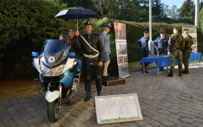 Na motocyklu Hradní stráže stylově
