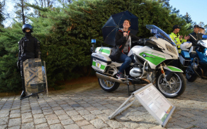 Na motocyklu Vojenské policie stylově