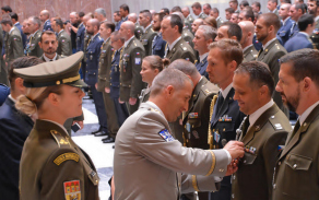 Náčelník Vojenské policie předává ocenění