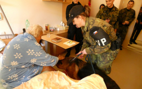 Pacientka hospice měla z návštěvy psa obrovskou radost