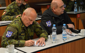 plk. Murček si pozorně zapisoval důležité poznatky