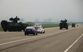 Řízení křižovatky vojenskými policisty