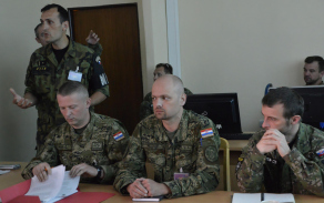 Vedoucí mnohonárodního plánovacího týmu mjr. Koreczki při své prezentaci