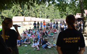 Vojenská policie děti zaujala
