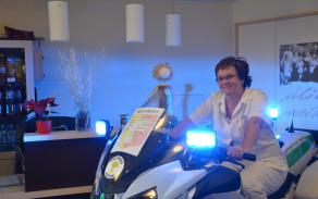 Vrchní sestřička v motorkářském sedle